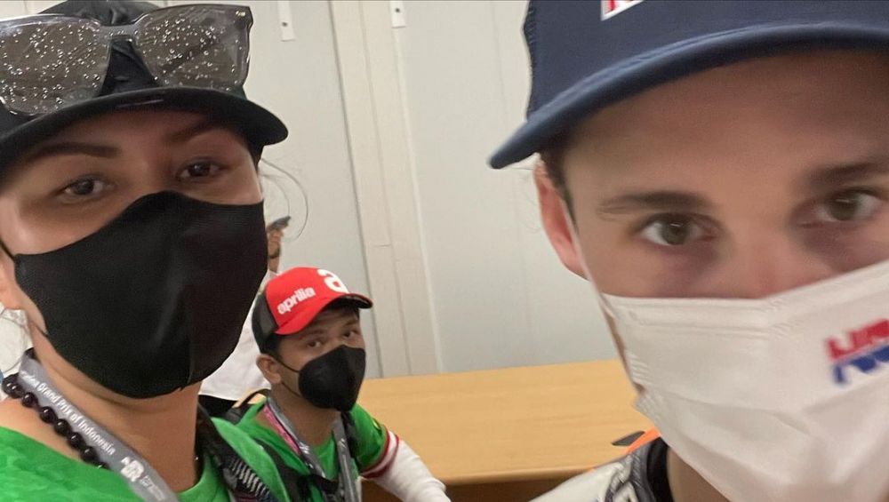 8 Momen Donna Agnesia & Darius Sinathrya bertemu pembalap MotoGP