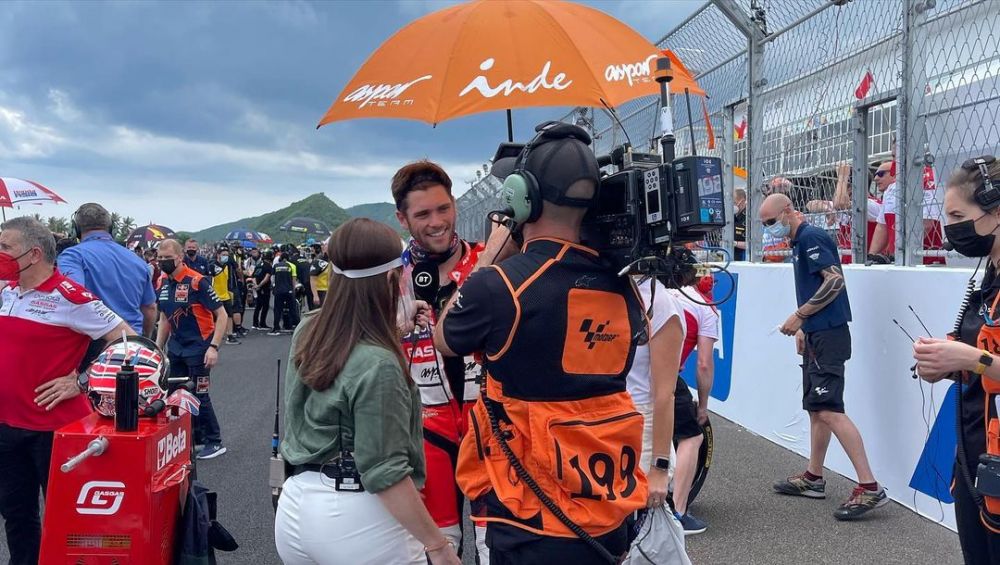 8 Momen Donna Agnesia & Darius Sinathrya bertemu pembalap MotoGP