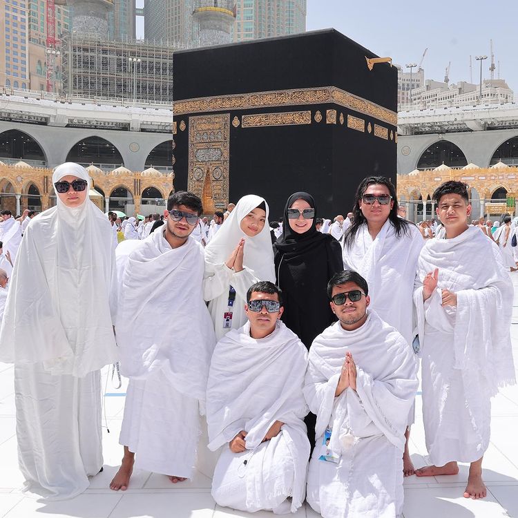 9 Potret umrah Putra Siregar bareng seleb, Fuji cantik berhijab