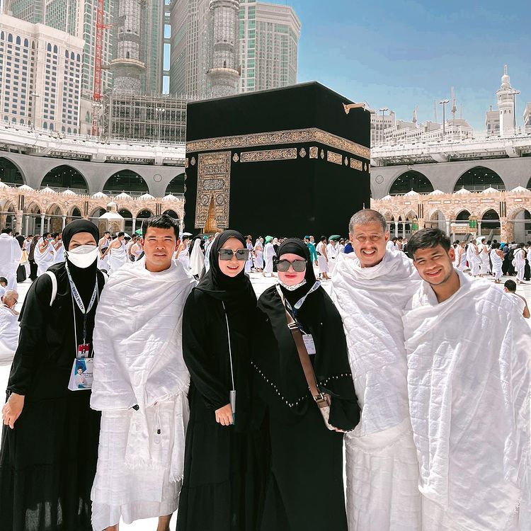 9 Potret umrah Putra Siregar bareng seleb, Fuji cantik berhijab