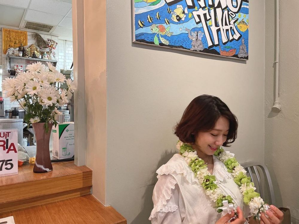 9 Potret Park Shin-hye babymoon ke Hawaii, pipinya belang