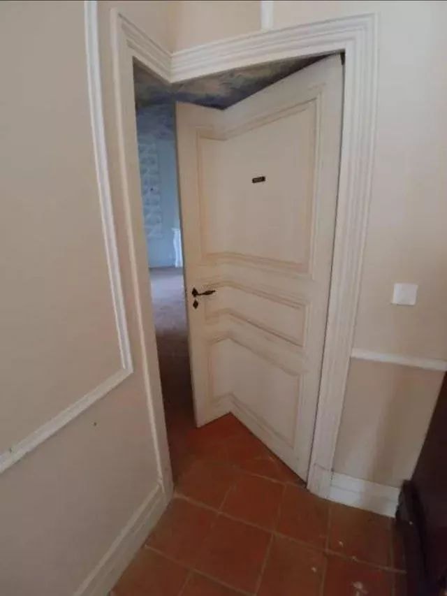 11 Potret bangunan nggak sempurna ini bentuknya bikin heran