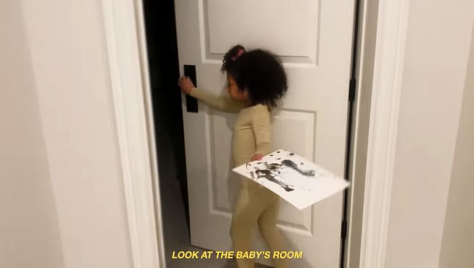 11 Potret kamar anak kedua Kylie Jenner, ada boneka langka