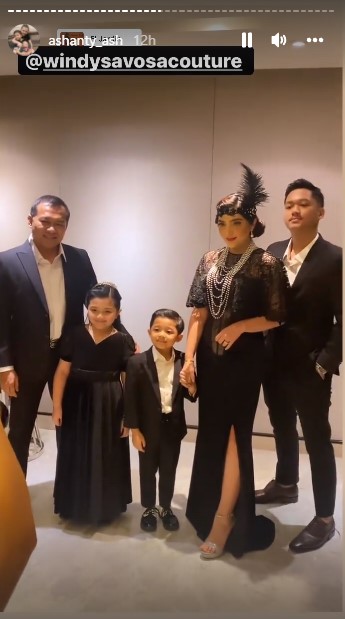 9 Gaya Ashanty di acara launching skincare, pilih look era 1920-an