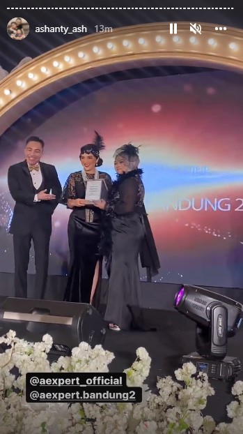 9 Gaya Ashanty di acara launching skincare, pilih look era 1920-an