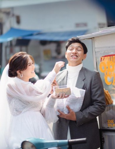 11 Gaya prewedding Masayu Clara beragam tema, terbaru di pinggir jalan