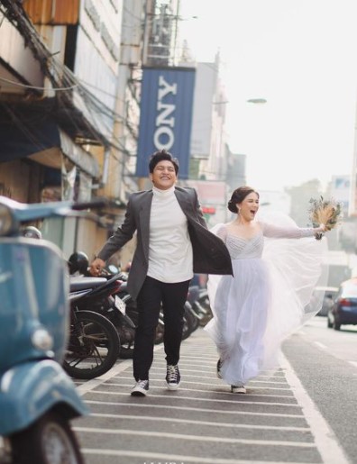 11 Gaya prewedding Masayu Clara beragam tema, terbaru di pinggir jalan