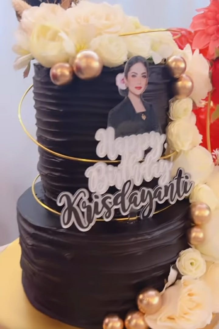 Potret 6 kue ulang tahun Krisdayanti ke-47, serba elegan berhias bunga