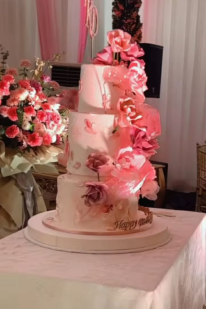 Potret 6 kue ulang tahun Krisdayanti ke-47, serba elegan berhias bunga