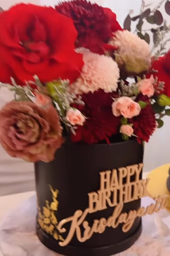 Potret 6 kue ulang tahun Krisdayanti ke-47, serba elegan berhias bunga