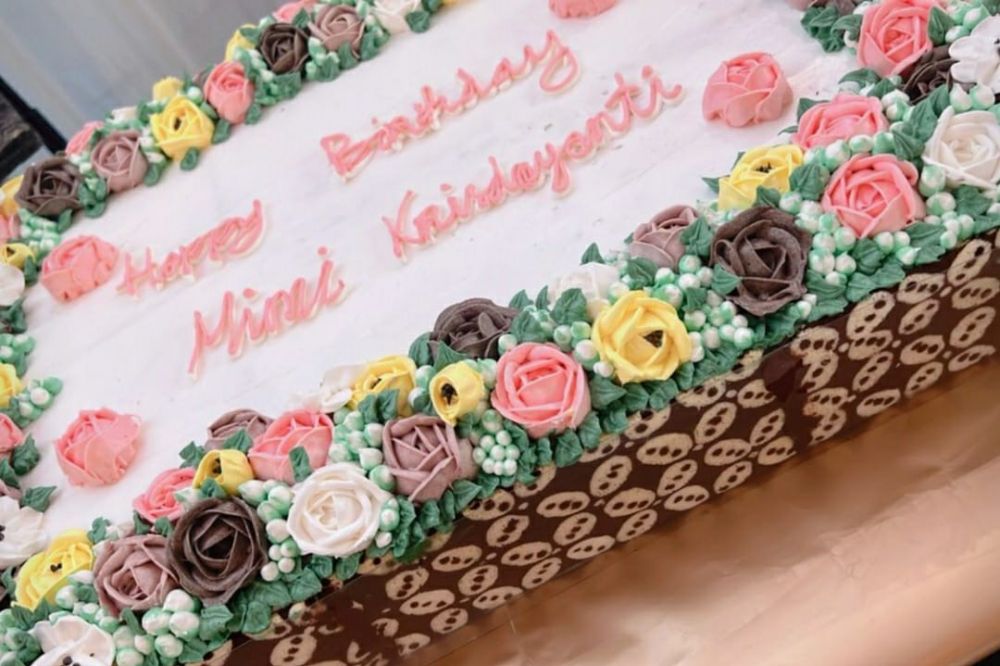 Potret 6 kue ulang tahun Krisdayanti ke-47, serba elegan berhias bunga