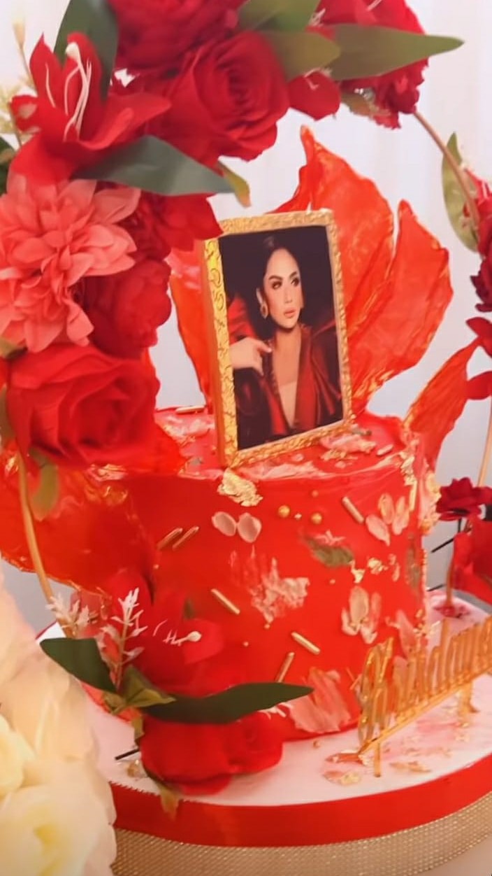 Potret 6 kue ulang tahun Krisdayanti ke-47, serba elegan berhias bunga