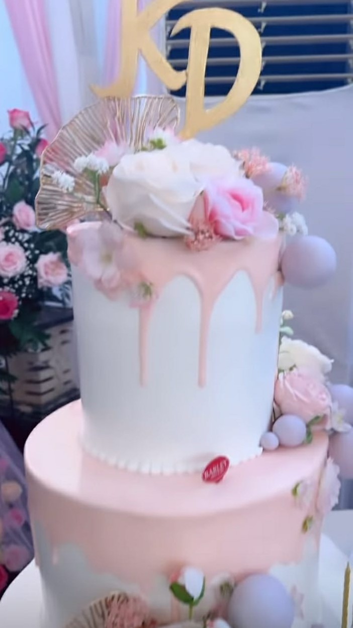 Potret 6 kue ulang tahun Krisdayanti ke-47, serba elegan berhias bunga