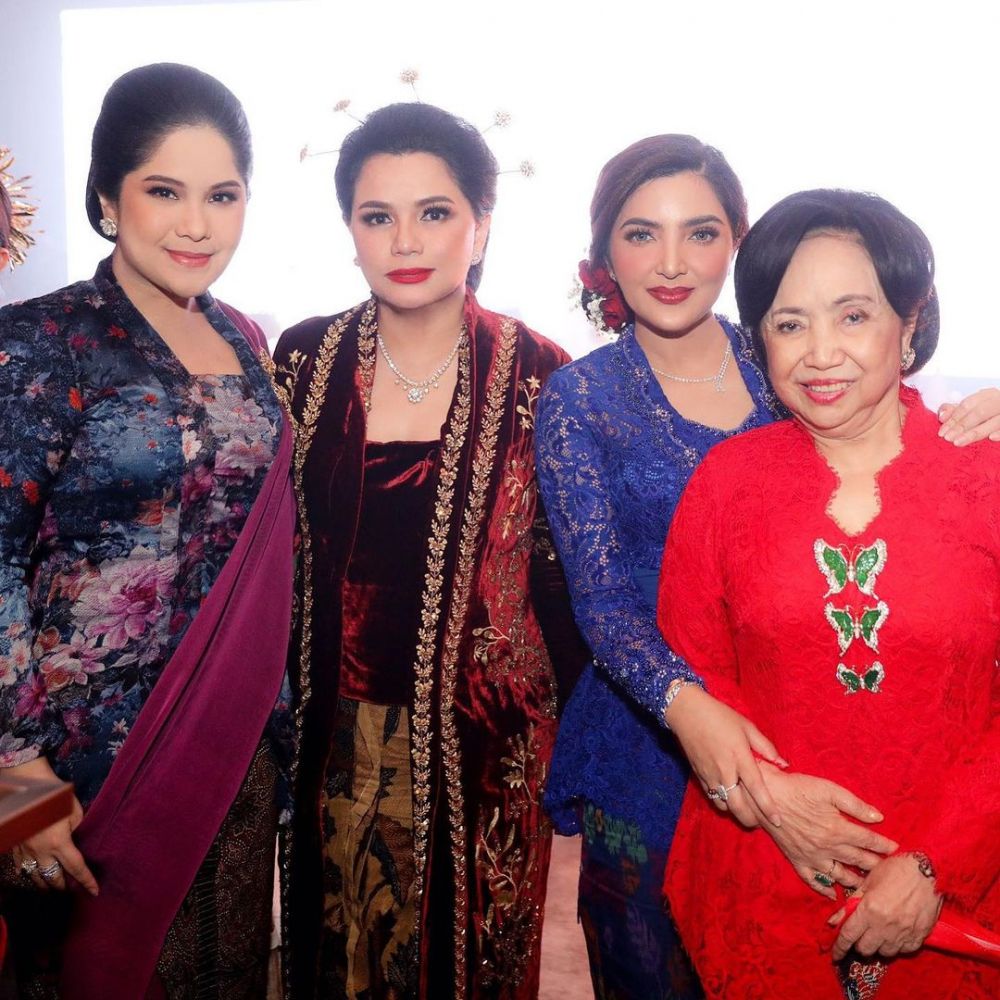 9 Pesona Annisa Pohan hadiri acara istri menteri, anggun berkebaya