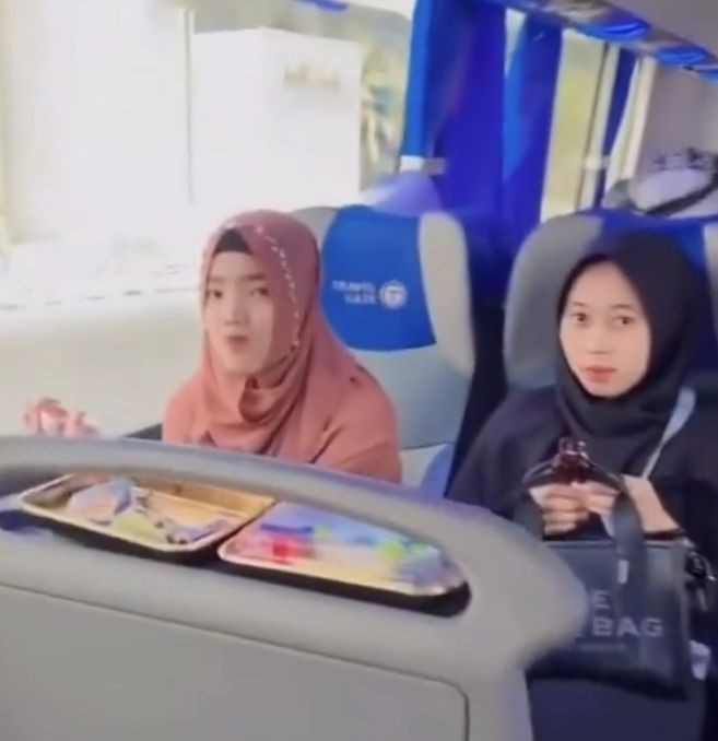 9 Potret kebersamaan Fuji dan baby sitter Gala, umrah bareng