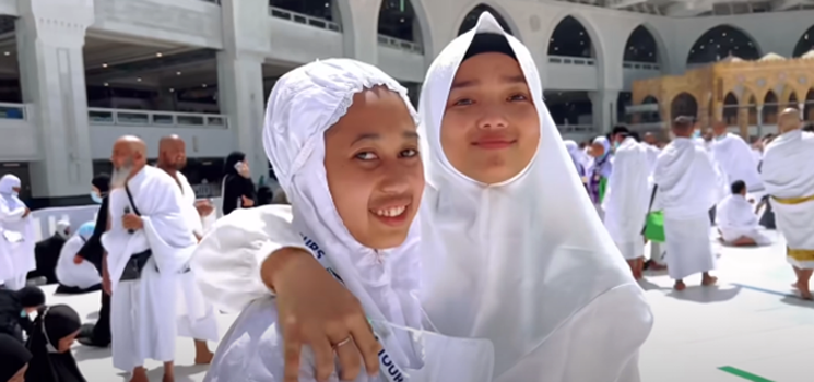 9 Potret kebersamaan Fuji dan baby sitter Gala, umrah bareng