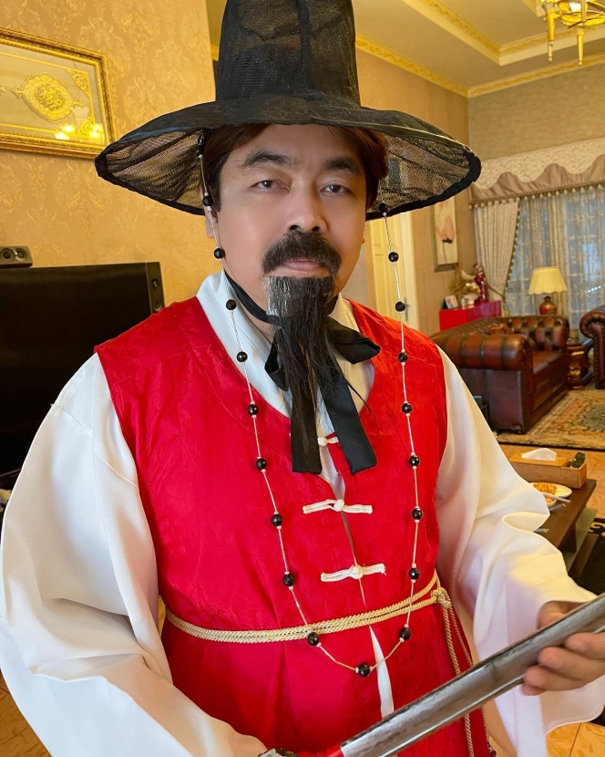 7 Gaya Adam Suseno cosplay aneka karakter, terbaru jadi pawang hujan