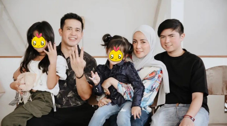 Resmi gugat cerai, ini 11 potret kenangan Olla Ramlan dan suami