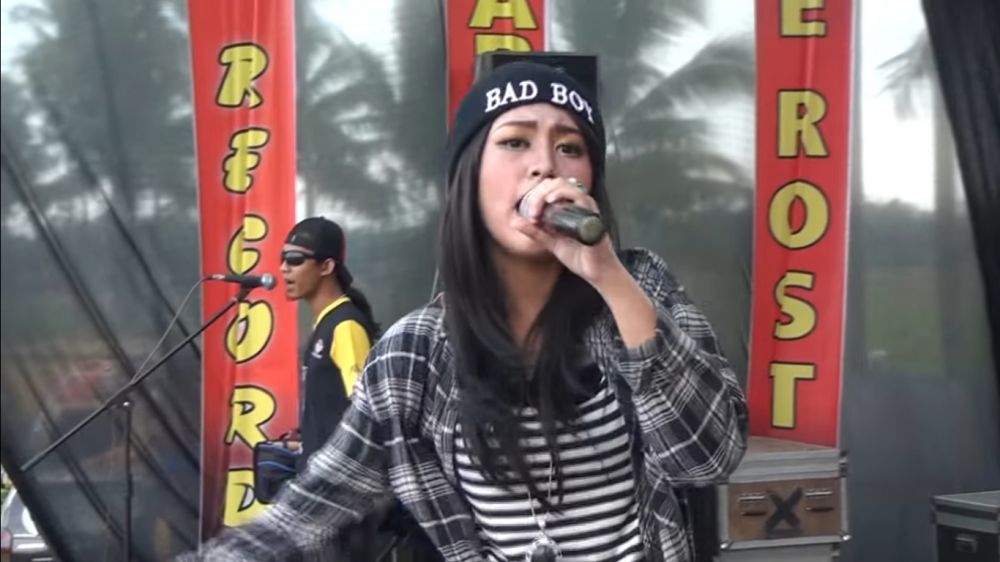 9 Potret lawas pedangdut manggung sebelum terkenal, isi acara hajatan