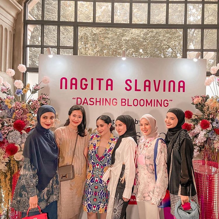 7 Gaya elegan Nagita Slavina saat launching brand fashion