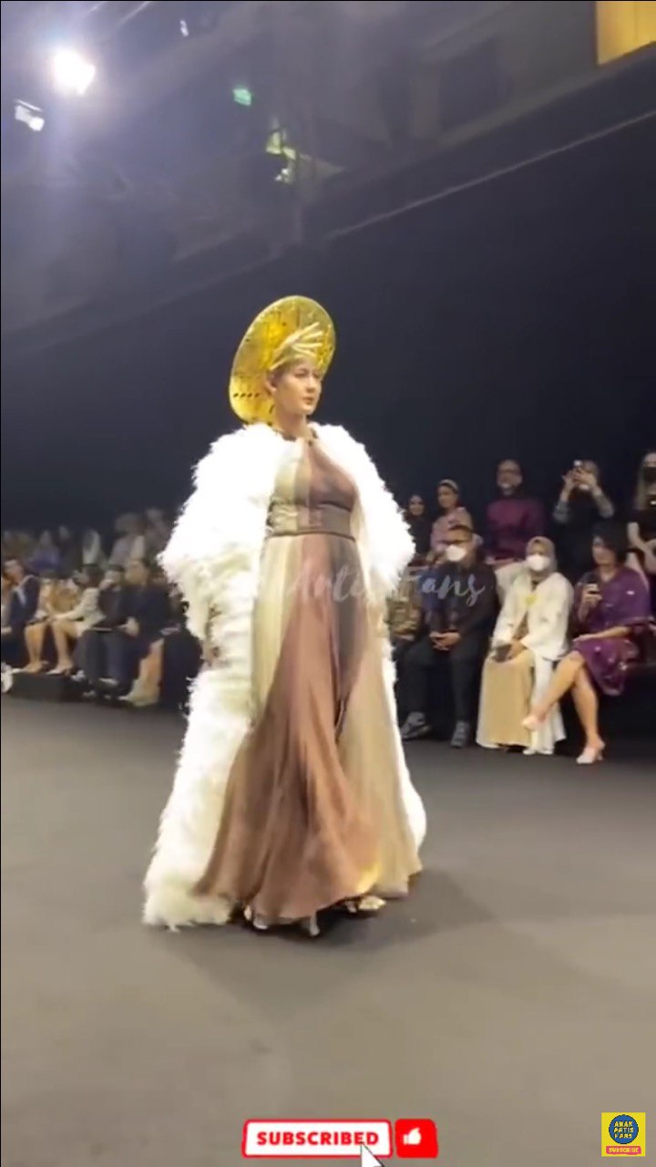 3 Tahun vakum, ini 9 Gaya Paula Verhoeven di runway Arab Fashion Week