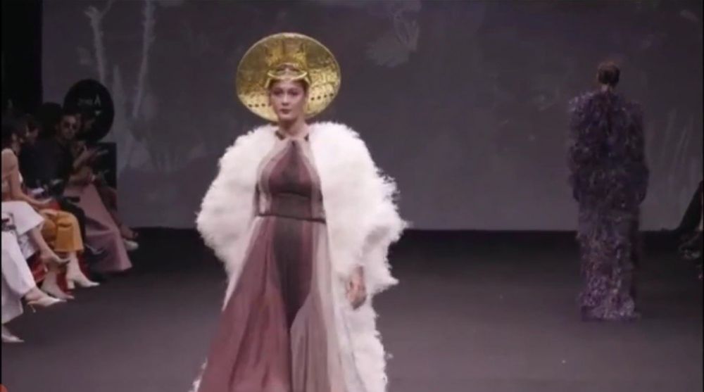 3 Tahun vakum, ini 9 Gaya Paula Verhoeven di runway Arab Fashion Week