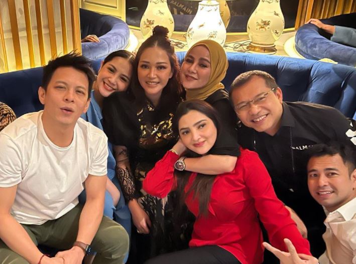 7 Gaya Maia Estianty hadiri acara ultah, percaya diri tampil natural