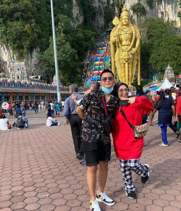 11 Gaya liburan Umi Kalsum ke berbagai negara, modis bak ABG