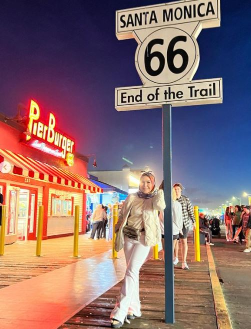 11 Gaya liburan Umi Kalsum ke berbagai negara, modis bak ABG