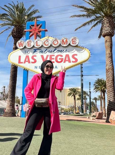 11 Gaya liburan Umi Kalsum ke berbagai negara, modis bak ABG