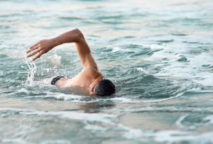 15 Arti mimpi berenang, bisa jadi ada kabar bahagia 