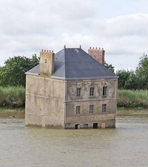 11 Potret lucu bangunan di atas air, penampakannya bingungin