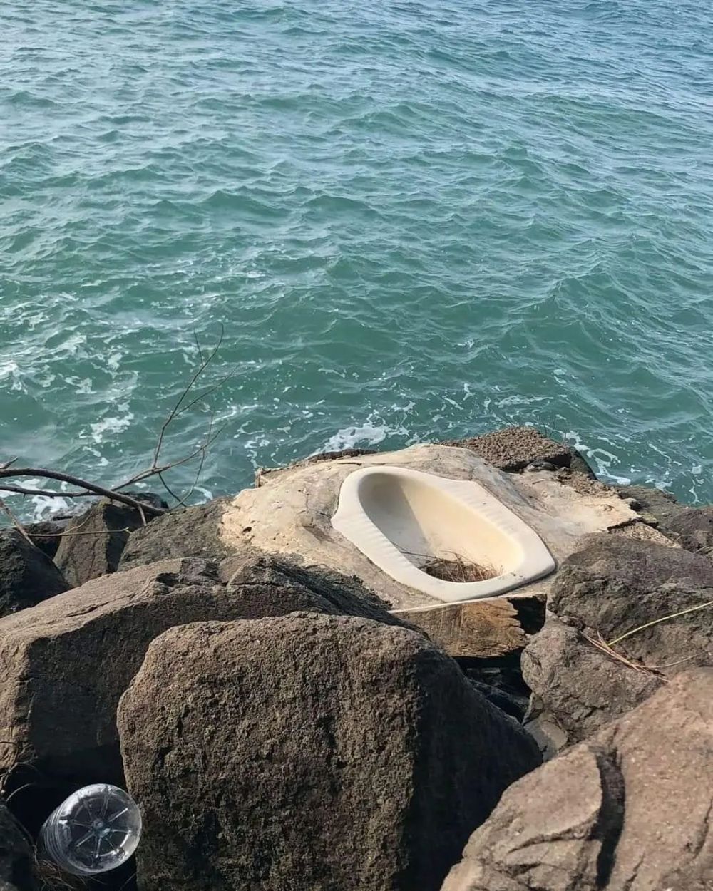 11 Potret lucu bangunan di atas air, penampakannya bingungin