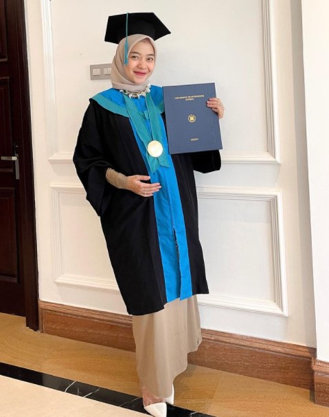 7 Momen Ikbal Fauzi dampingi istri wisuda profesi, penuh kebahagiaan