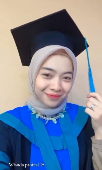 7 Momen Ikbal Fauzi dampingi istri wisuda profesi, penuh kebahagiaan