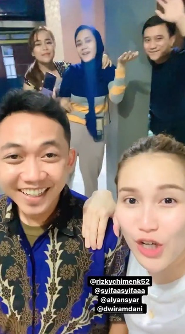 7 Gaya Ayu Ting Ting di lamaran sepupu, makeup-nya disorot