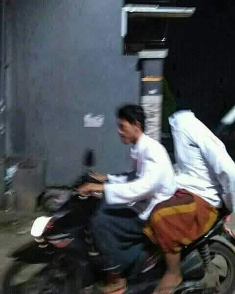 11 Potret lucu bapak-bapak boncengan motor, absurd bukan main