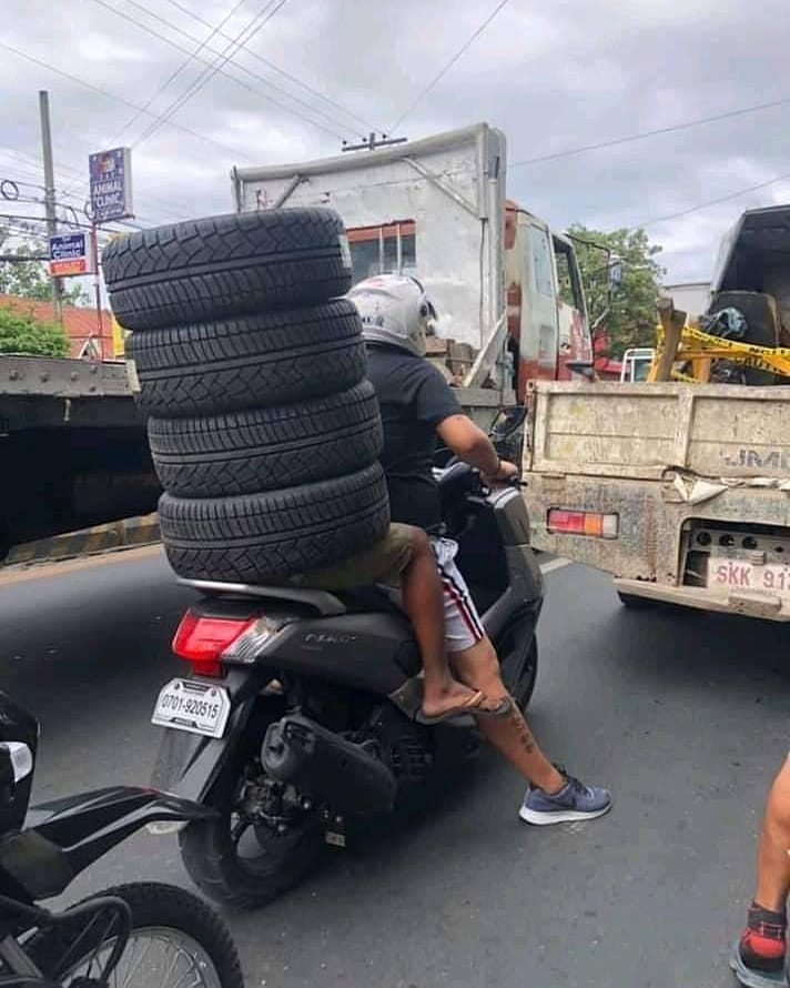 11 Potret lucu bapak-bapak boncengan motor, absurd bukan main