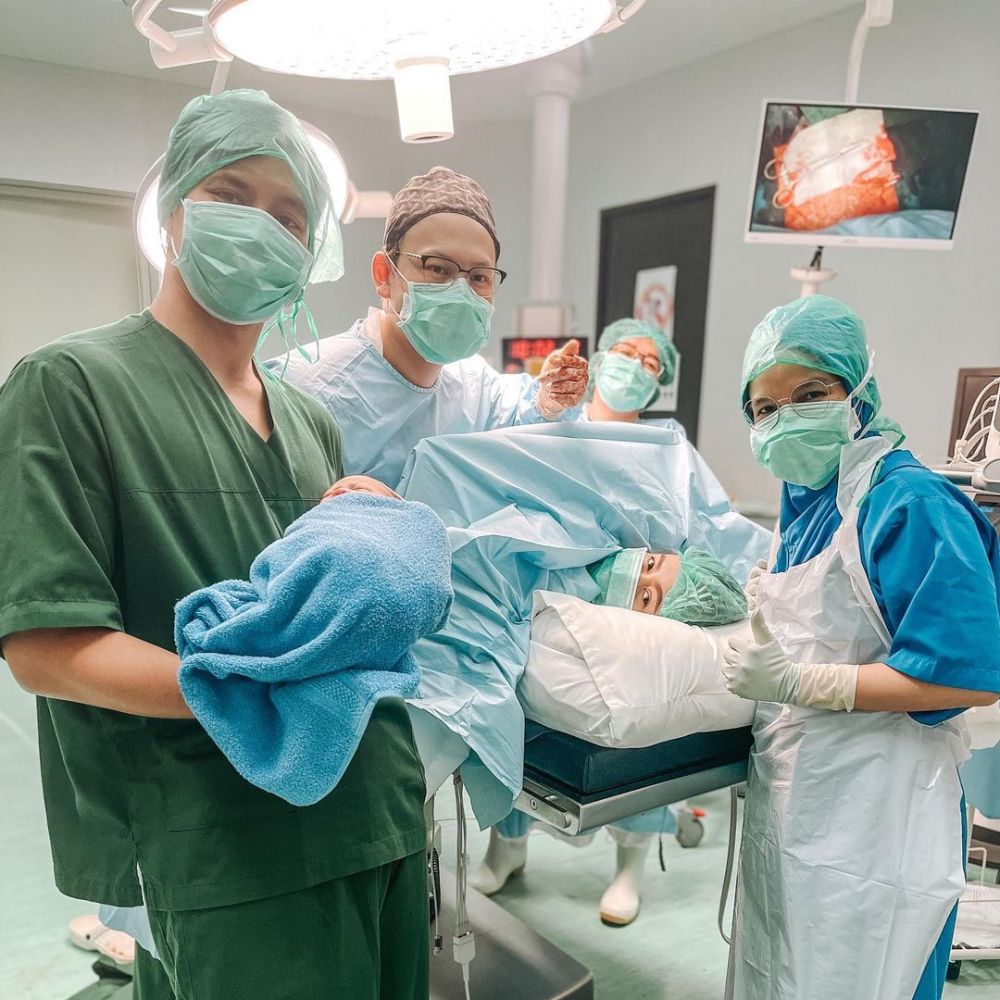 5 Momen bahagia istri Carlo Milk lahiran anak kedua, nama dirahasiakan