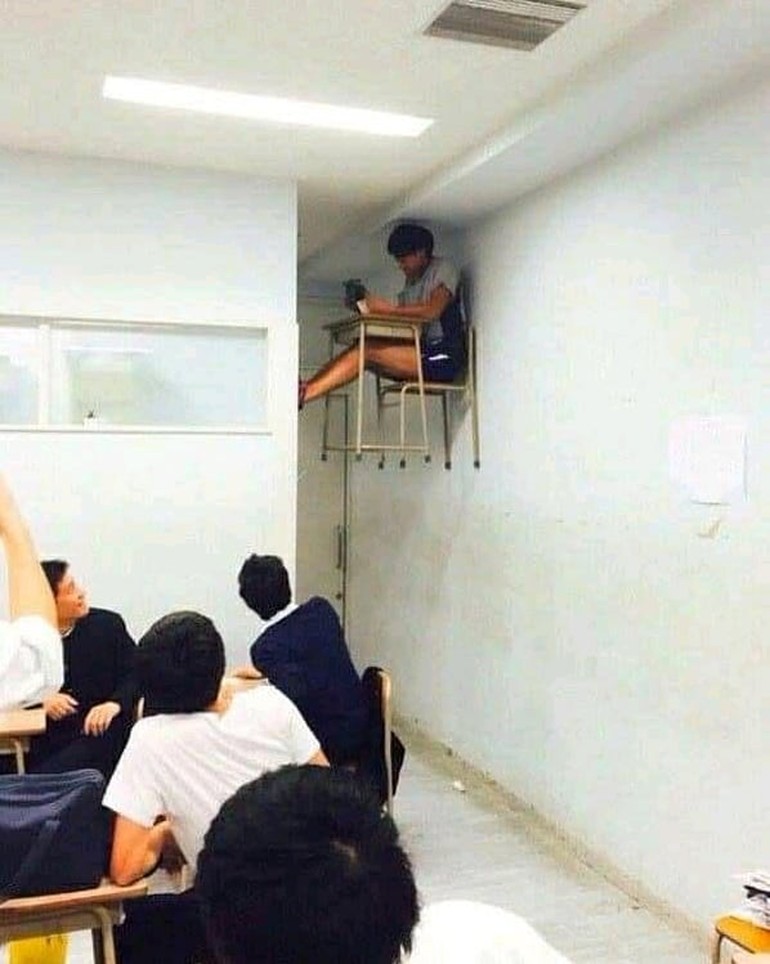 21 Kelakuan absurd siswa di kelas ini bikin guru pusing kepala