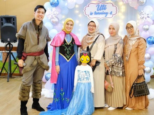 7 Momen Nycta Gina rayakan ulang tahun anak kedua, bertema Frozen