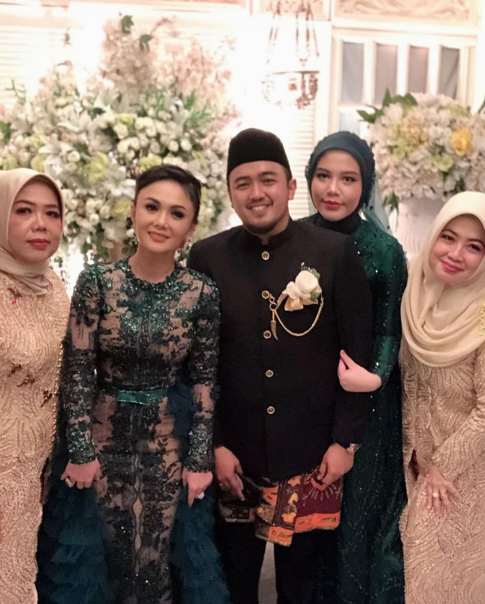 11 Gaya Yuni Shara hadiri kondangan, elegan dengan kebaya