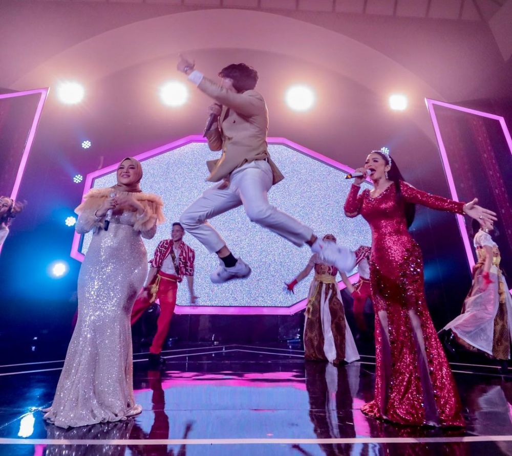 Rayakan 1 tahun pernikahan, ini 11 momen Atta dan Aurel gelar konser