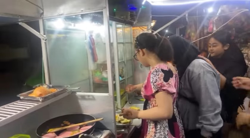 Pulang ke kampung halaman, 9 momen Putri DA tak gengsi jualan makanan