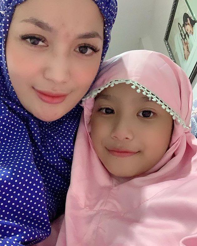 9 Potret Imel Putri tanpa makeup, punya alis tebal alami