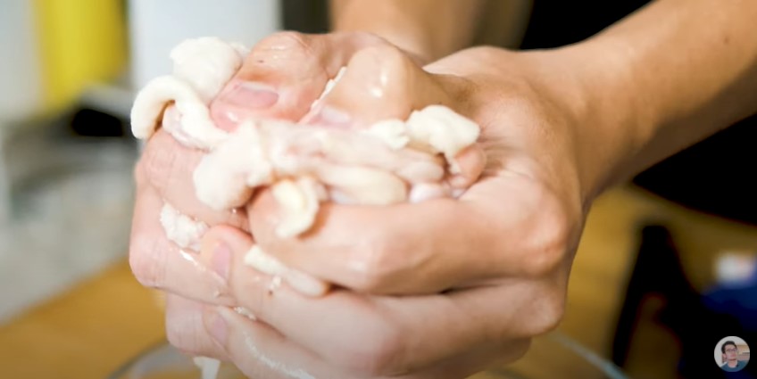 9 Cara bikin minyak goreng dari kulit ayam, praktis buat jadi stok