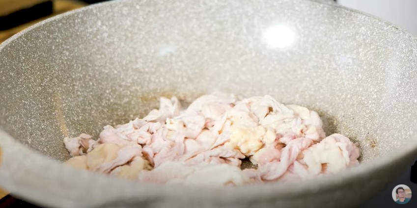 9 Cara bikin minyak goreng dari kulit ayam, praktis buat jadi stok