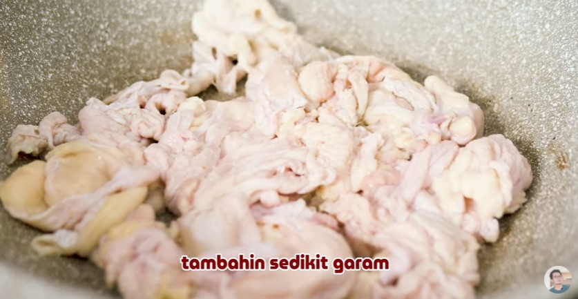 9 Cara bikin minyak goreng dari kulit ayam, praktis buat jadi stok