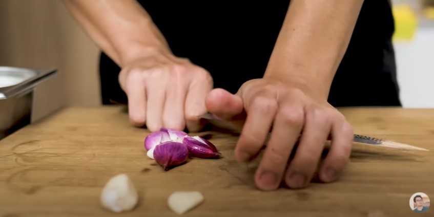 9 Cara bikin minyak goreng dari kulit ayam, praktis buat jadi stok