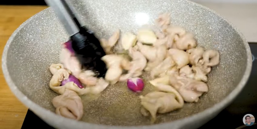 9 Cara bikin minyak goreng dari kulit ayam, praktis buat jadi stok